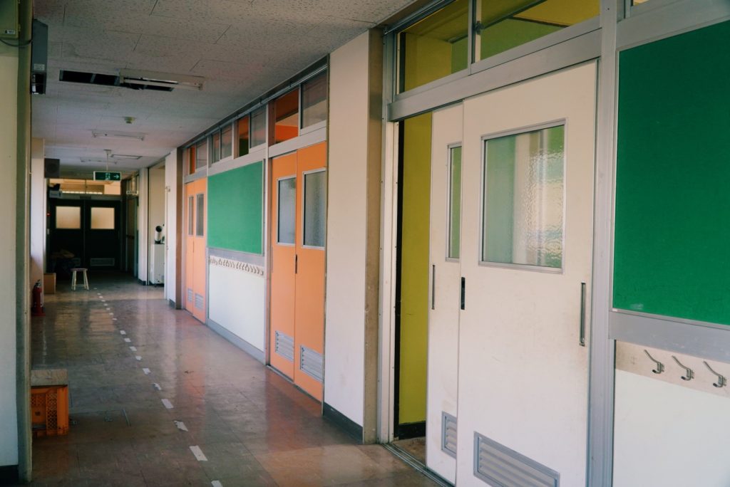 北杜KANADE奏 旧高根北小学校 教室走廊原貌