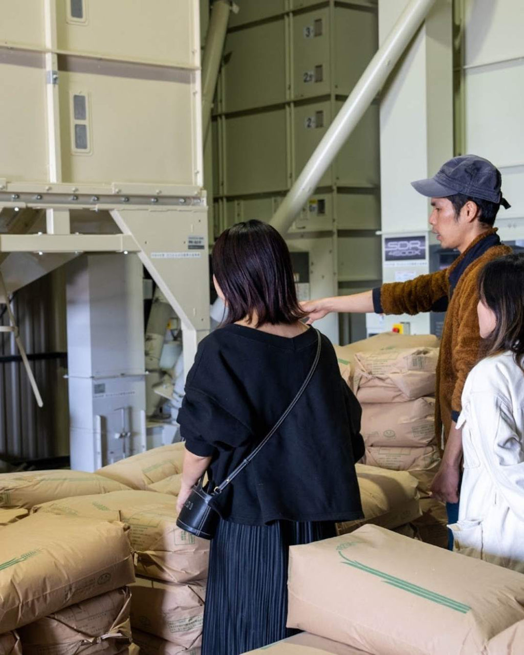 今井農園介紹稻米加工與保存的倉庫空間，參觀者了解日本米從產地到餐桌的過程。